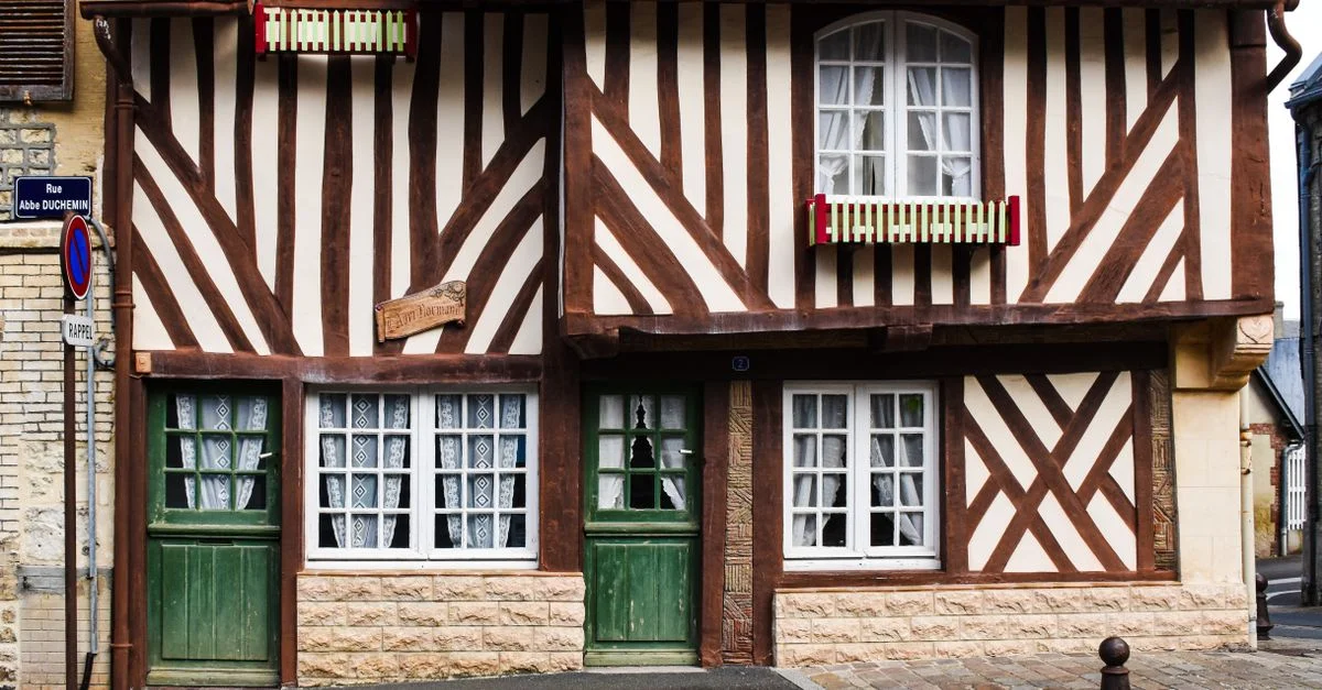 Une maison rustique à colombages en Normandie, France, mettant en valeur l'architecture traditionnelle.